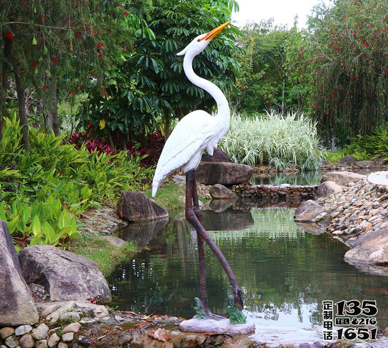 公園池塘中玻璃鋼仿真仙鶴雕塑